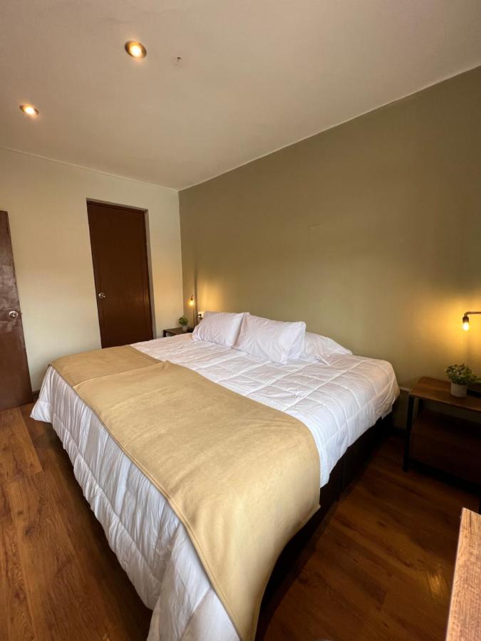 Zimmer mit Kingsize-Bett