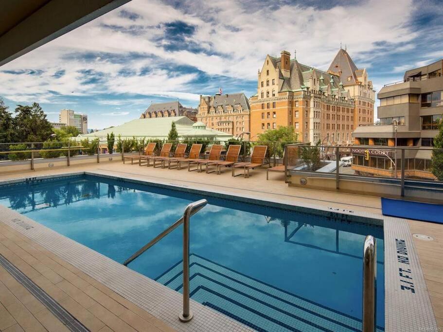 B&B Victoria - Luxury downtown 2 bedroom suite with AC and Pool - Bed and Breakfast Victoria