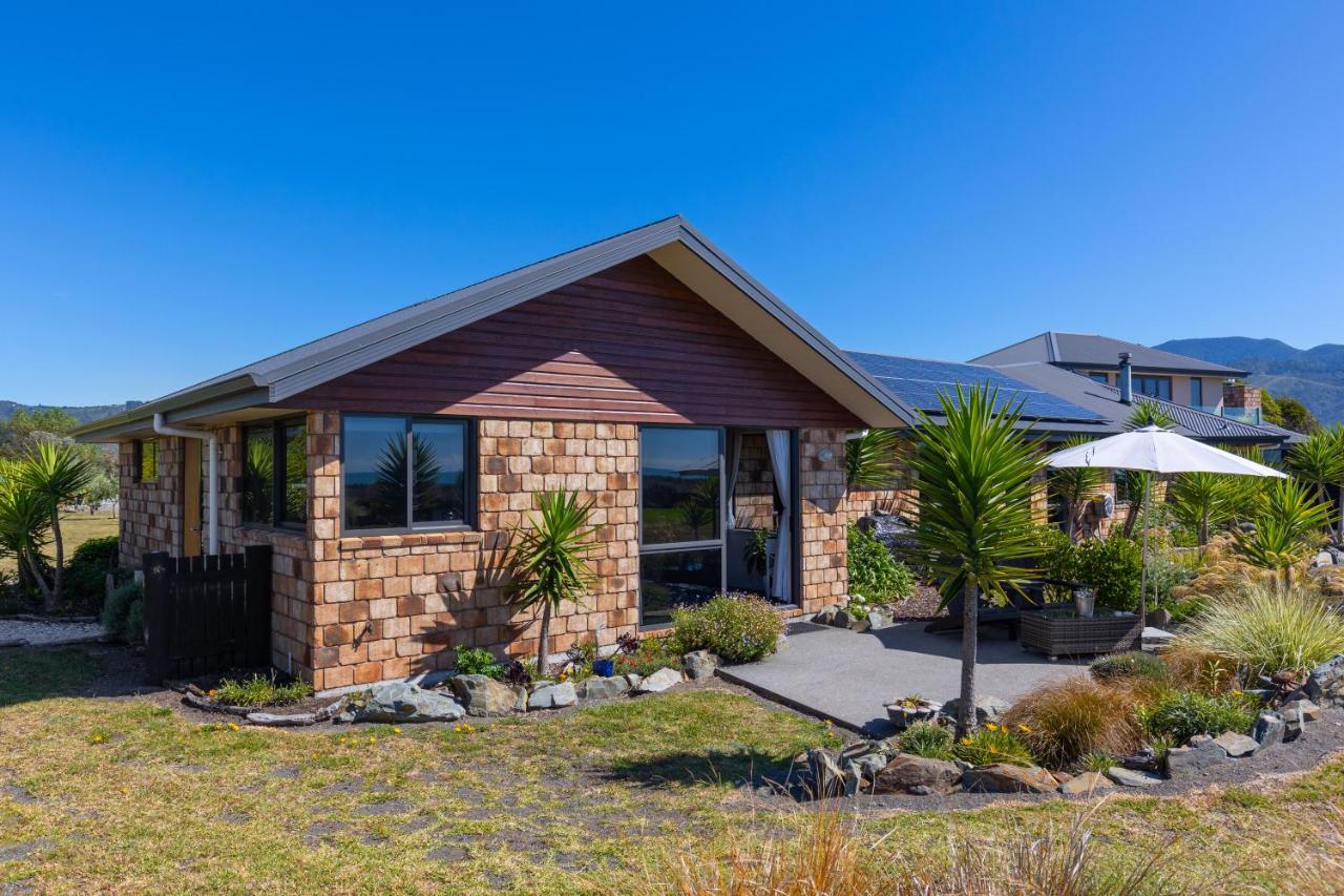 Ocean View Beachfront Apartment - B&B Blenheim