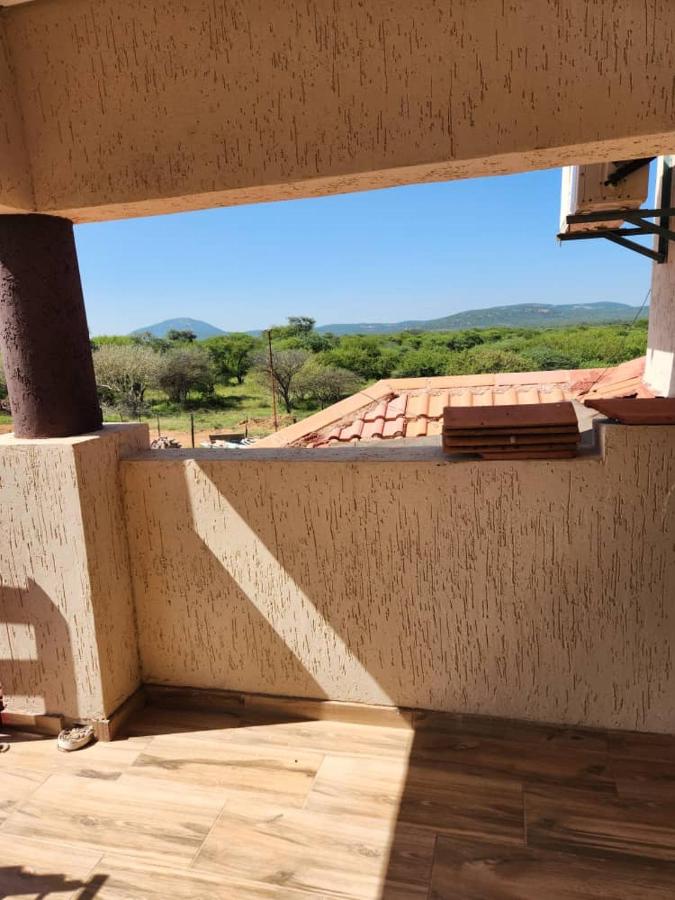 Zimmer mit Queensize-Bett und Balkon