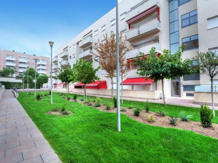 ENJOY your HOLIDAYS with us !!, TERRACE 25m2 - Apartment 65m2 3 Bedrooms, Capacity 4-6pers, WIFI, IDEAL to DIGITAL NOMAD Beach 5min walking, 4 Pools, Parking Opt, Air Conditioning - Chambres d'hôtes Lloret de Mar