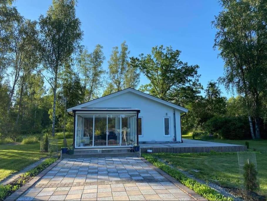 Trevlig stuga med uteplats - Chambres d’hôtes