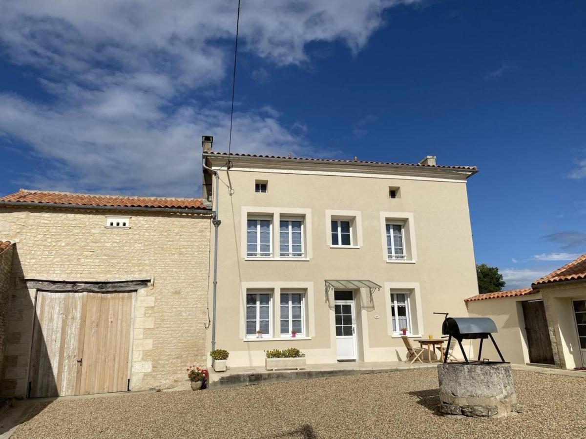 Gîte de charme avec piscine chauffée, jardin privatif et équipements bébés, à 15 min d’Angoulême - Chambres d'hôtes Vars