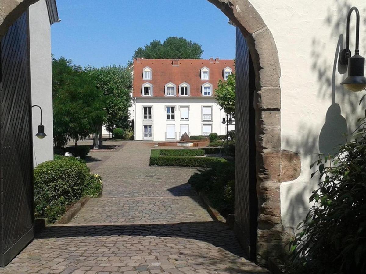 B&B Saarlouis - AMF Ferienwohnungen historischer Soutyhof - Bed and Breakfast Saarlouis