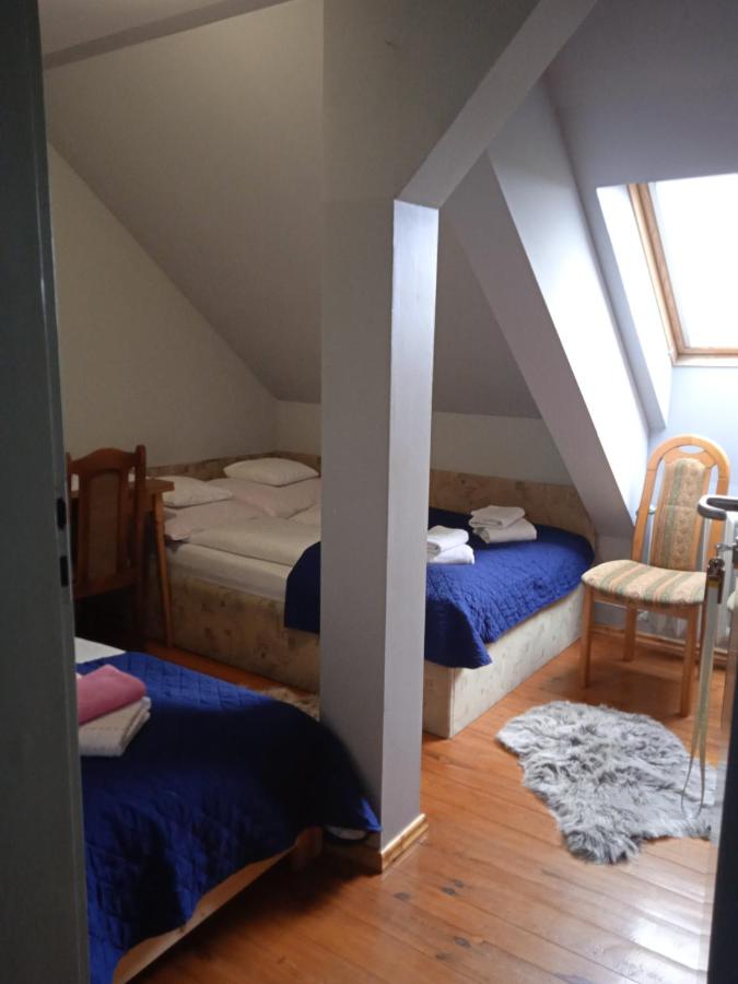 Dreibettzimmer mit Gemeinschaftsbad