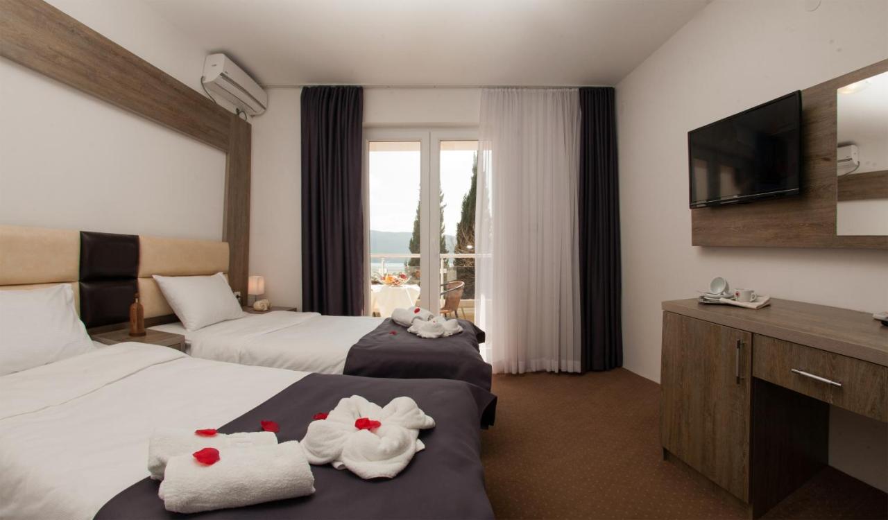 Doppel-/Zweibettzimmer mit Balkon und Meerblick