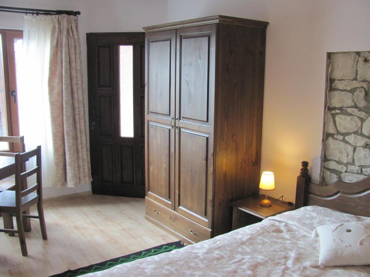 Chambre Lit King-Size avec Douche Accessible en Fauteuil Roulant - Adaptée aux Personnes à Mobilité Réduite