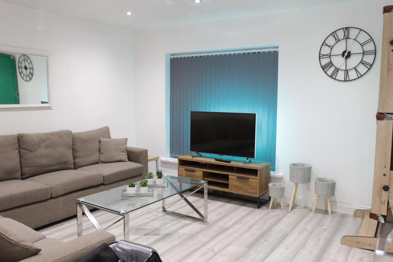 B&B Birmingham - 5 Bed Town House Within City Centre and Sleeps Up To 11 with Sky and Netflix - Bed and Breakfast Birmingham
