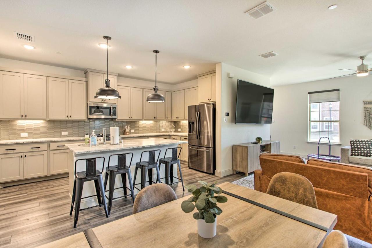 7 Mi to Lewisville Lake Family Townhome in Frisco - Bed and Breakfast