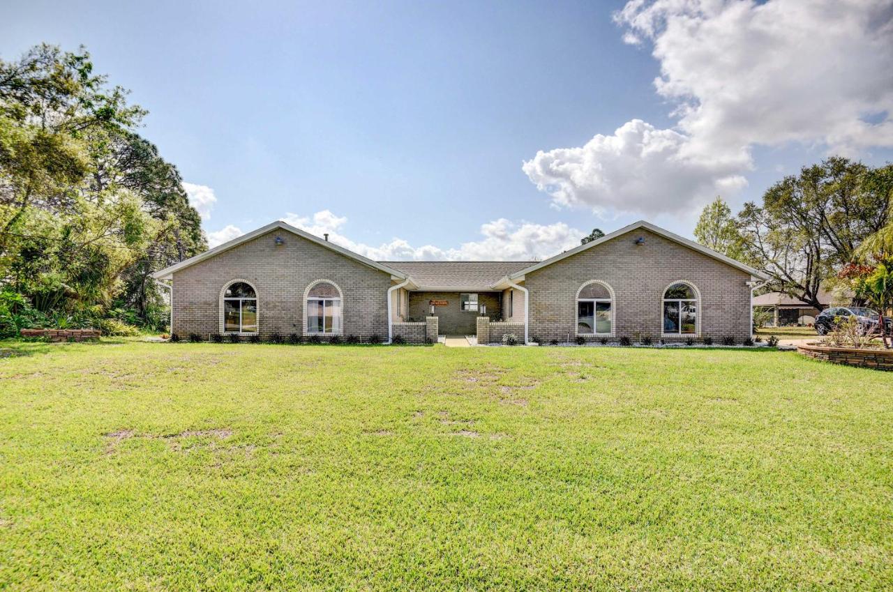 B&B Deltona - Waterfront Deltona Home with Pool and Screened Porch - Bed and Breakfast Deltona