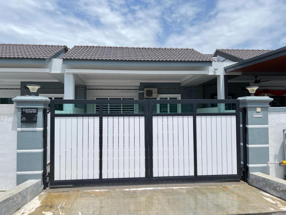 M Guest House - Bed and Breakfast Muar