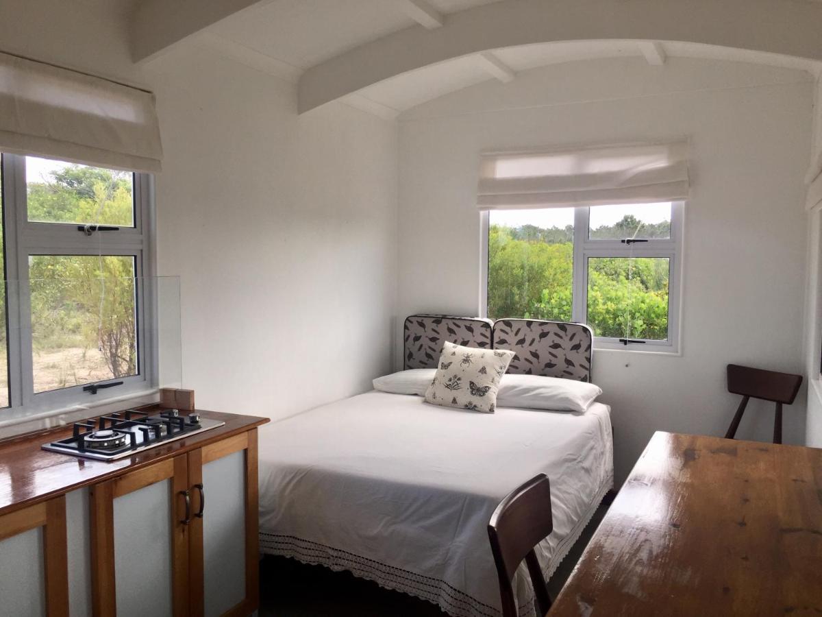 B&B Plettenberg Bay - Fynbos Tiny Home - Off Grid, Surrounded by Nature - Bed and Breakfast Plettenberg Bay