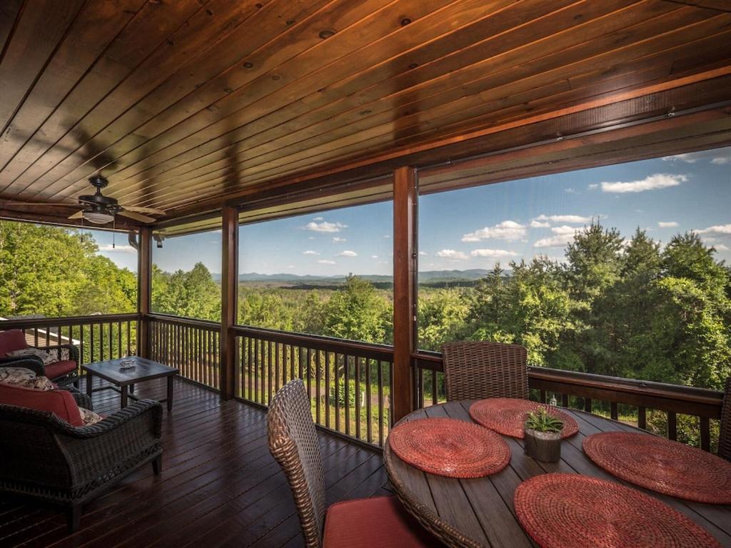 B&B Blue Ridge - Cabin-Lookout Point-Long Range Mt Views-Hot tub-Fire Pit-Game Room-Dog friendly - Bed and Breakfast Blue Ridge