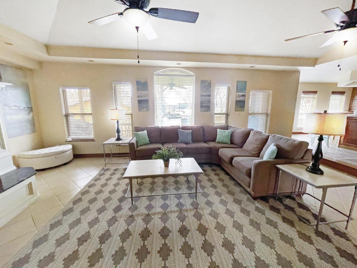 Twin Homes by Beaver Lake with 2 Kitchens & Decks - B&B Rogers