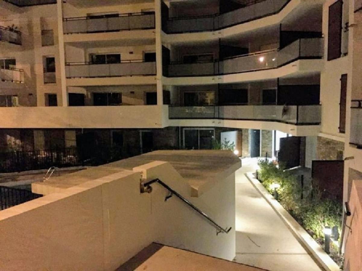 Moderne T2 avec garage ,très calme avec jardin privé et piscine, à 400m du centre ville et des plages, WIFI remise supplémentaire de 10 pourcent pour une location à la semaine - B&B