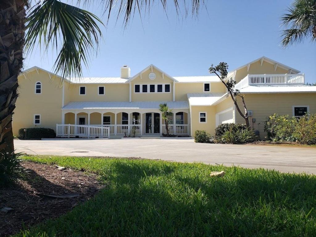 B&B Fort Pierce - Renovated Spacious Beach House-Steps from the Beach! - Bed and Breakfast Fort Pierce