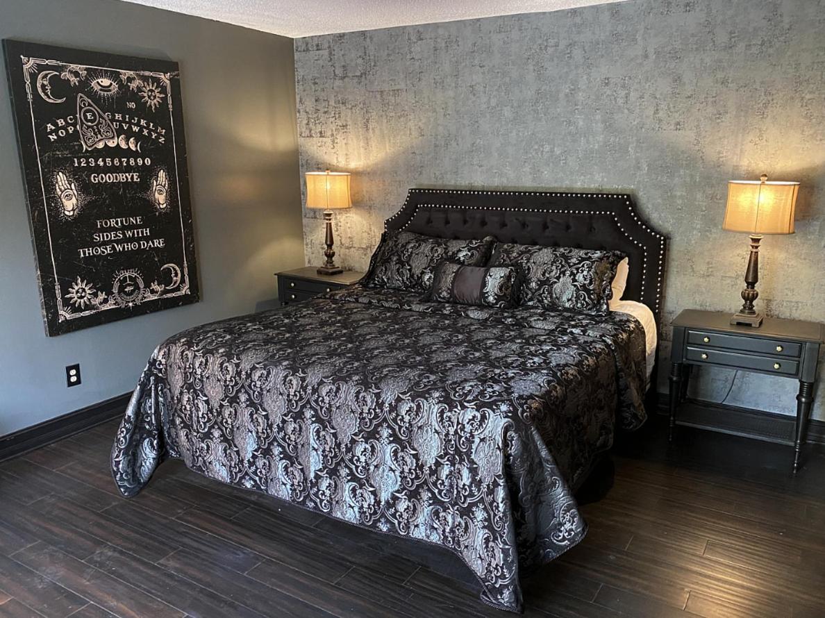 B&B Tampa - Phantom History House - Ouija Room - Bed and Breakfast Tampa