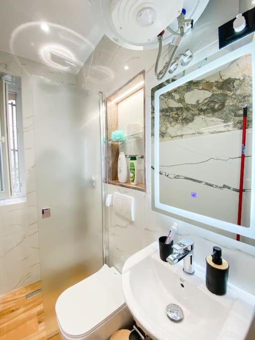 Matisse No12 - City Center Studio - Bed and Breakfast Tirana