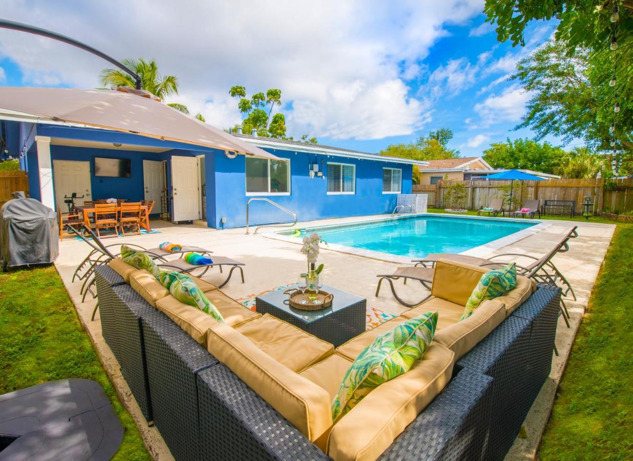 B&B Deerfield Beach - Cozy Blue house blocks from beach with Private Pool, BBQ, Backyard - Bed and Breakfast Deerfield Beach