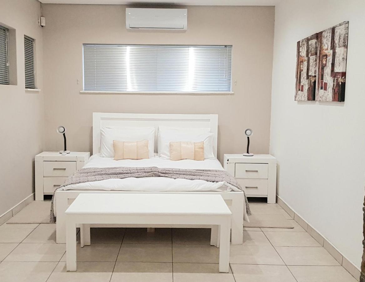 B&B Windhoek - Feather Self Catering Accommodation - Bed and Breakfast Windhoek