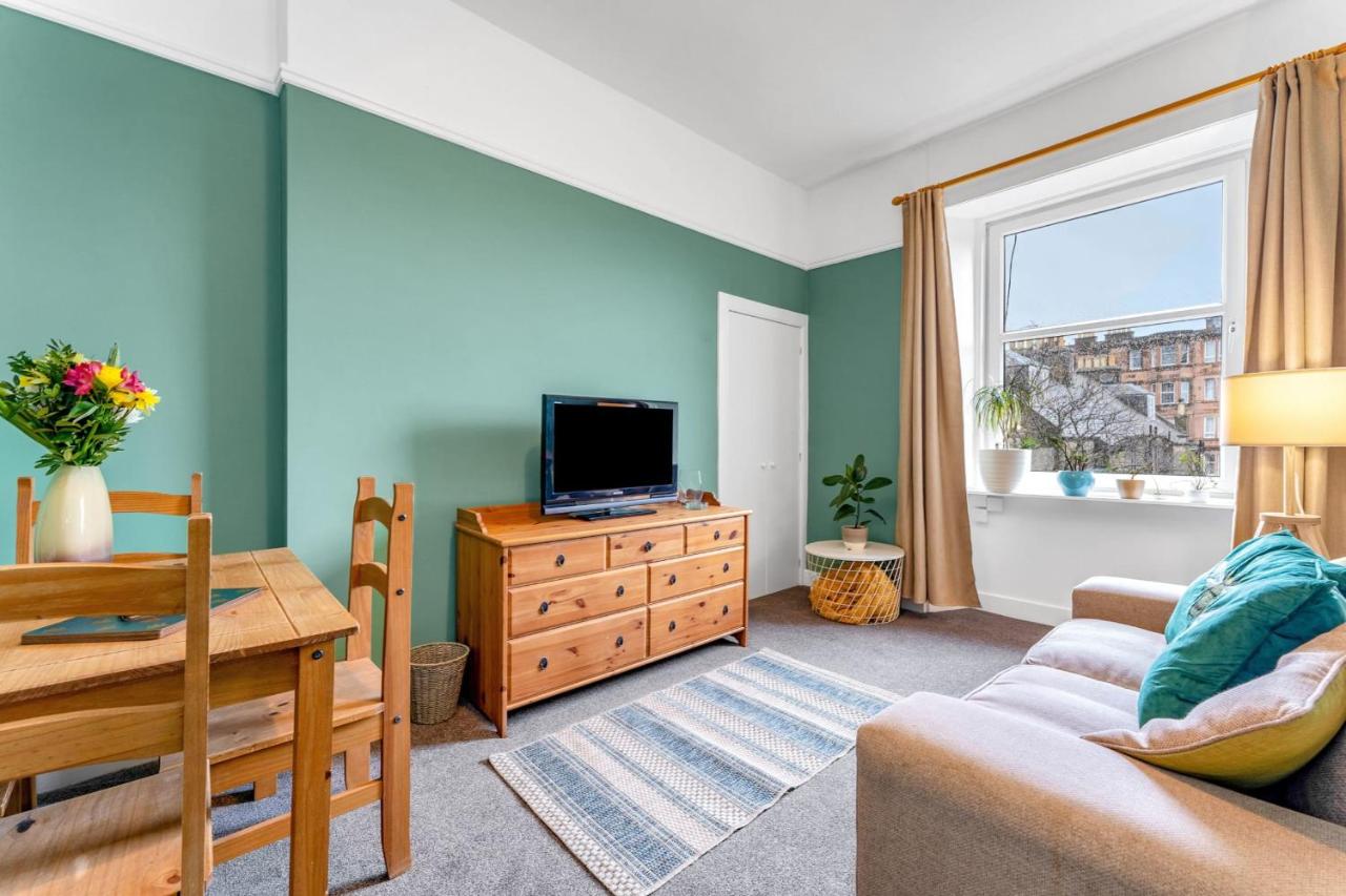 Bright and Quiet Edinburgh Home - B&B