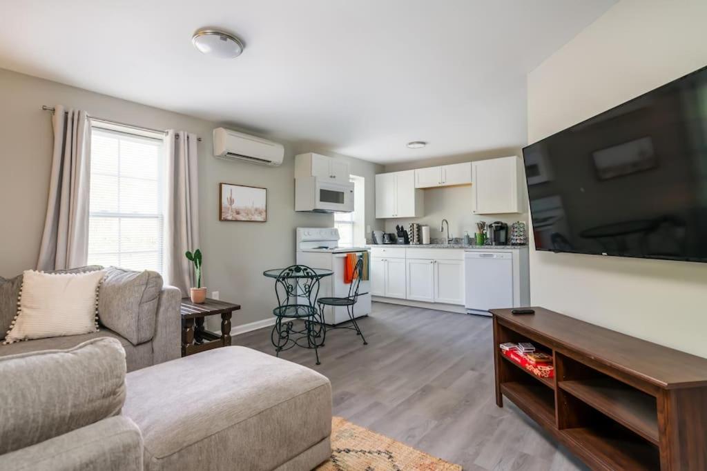 Plush 1 bed APT near Five Points! Bring your pets! - B&B Columbia