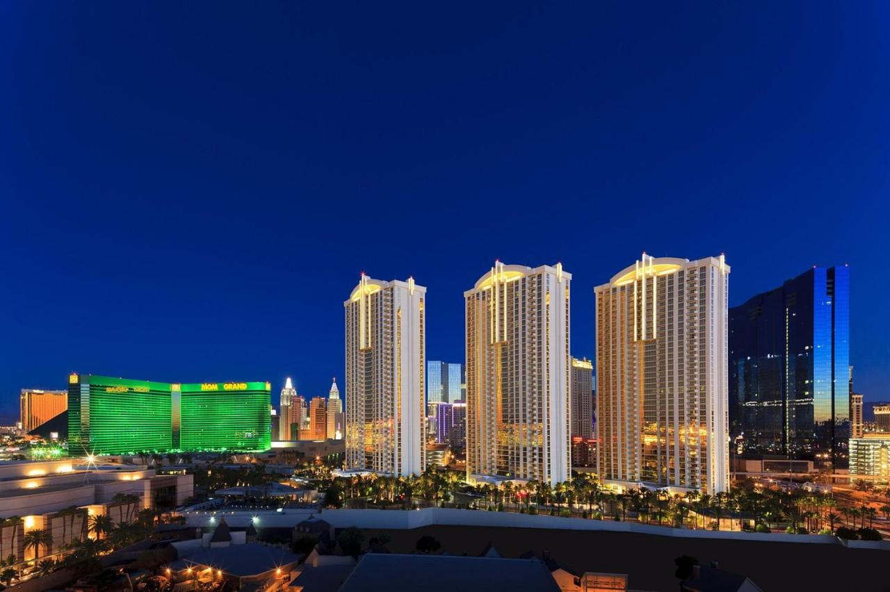B&B Las Vegas - MGM SIGNATURE - Strip View Balcony Suite- FREE valet parking - Bed and Breakfast Las Vegas