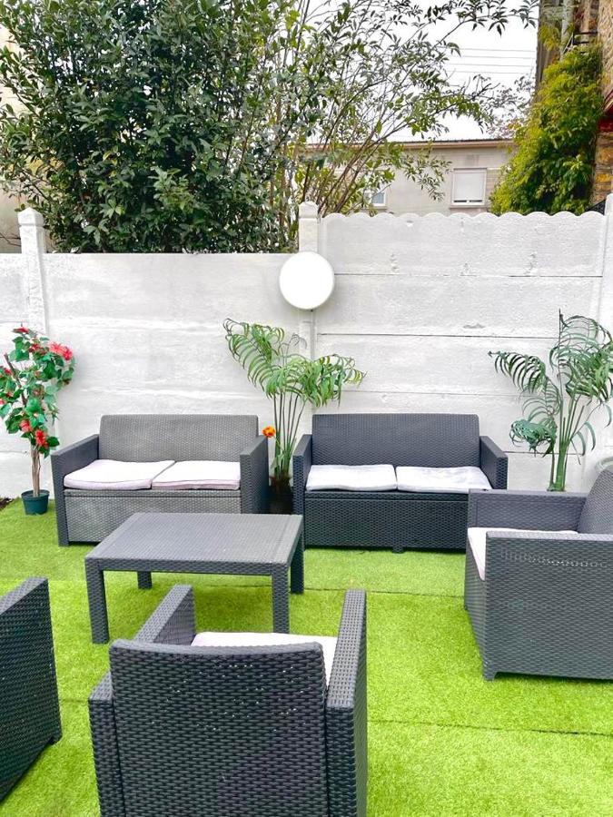 Jolie petite maison avec un grand jardin - Bed and Breakfast
