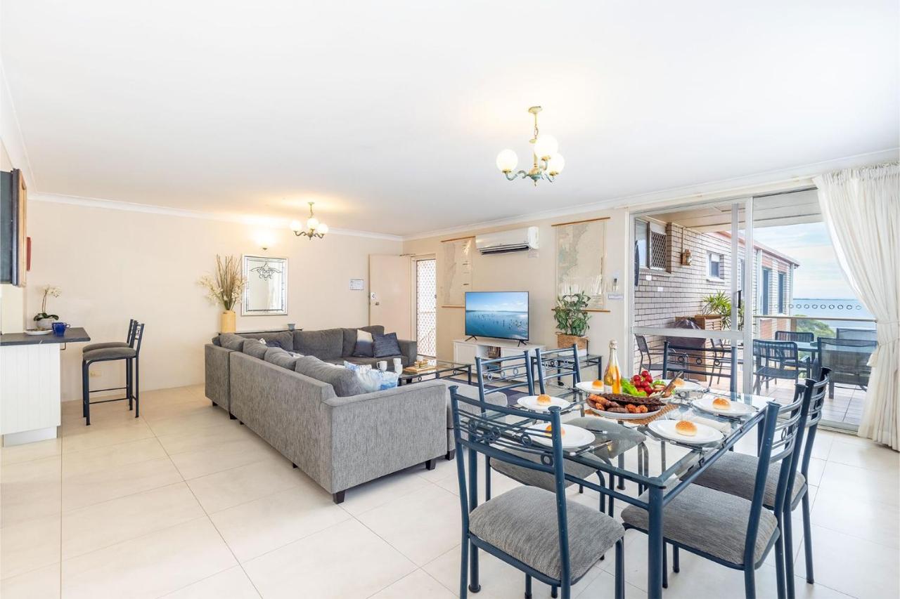 Laman Lodge, 6,15 Laman Street - Air Conditioned unit with spectacular views and free Wi-Fi - B&B Nelson Bay