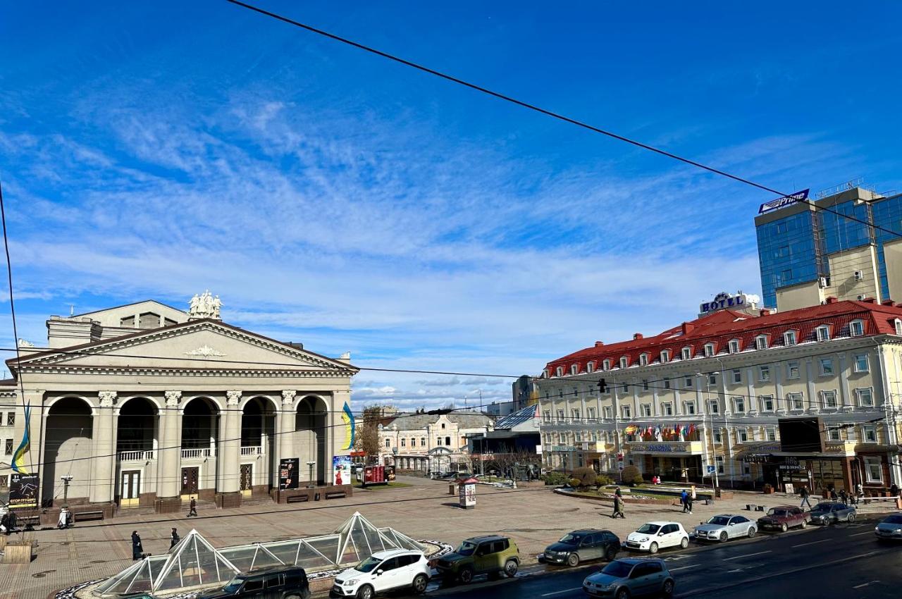 Lux apartments in the city center with a coffee machine, view of a theater, near Zlata Plaza - Ferienwohnung Riwne