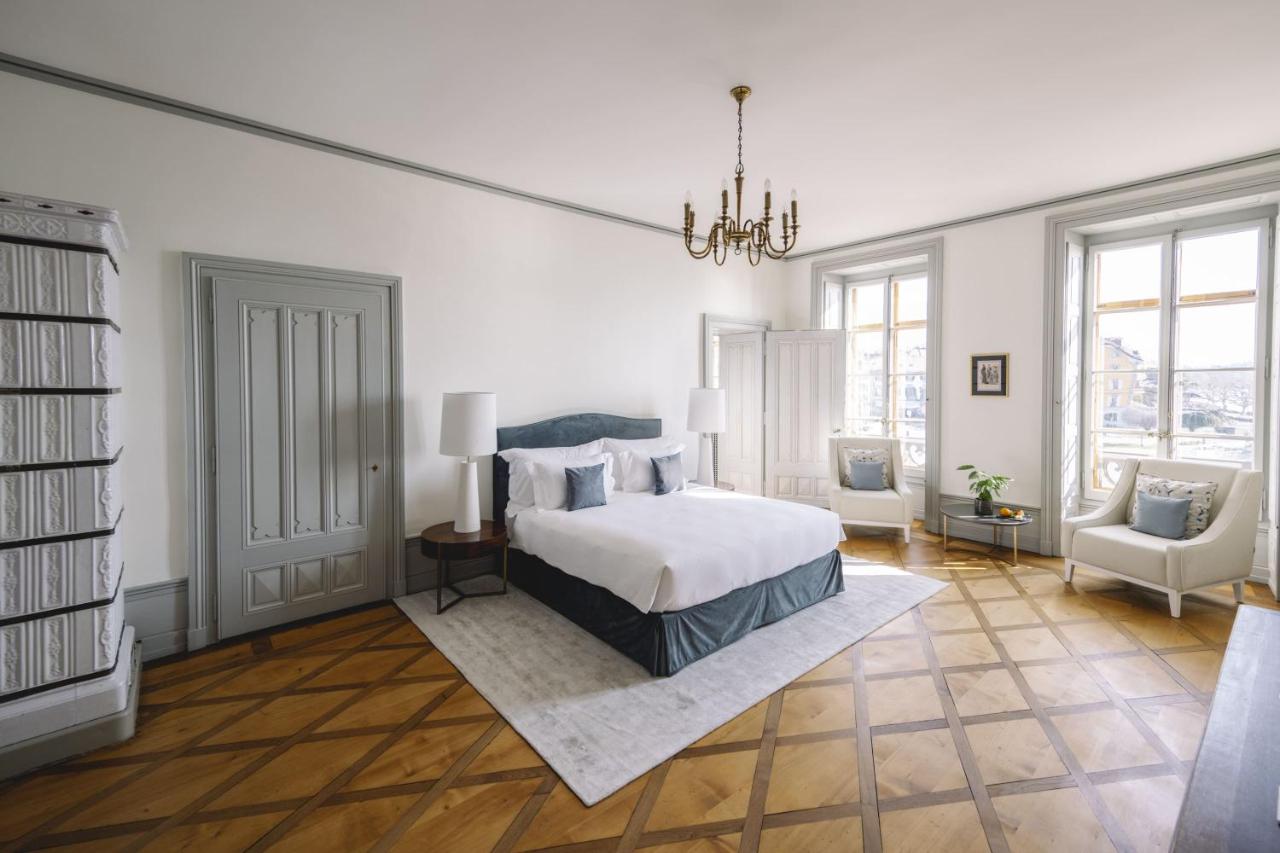 Zimmer mit Kingsize-Bett und Seeblick