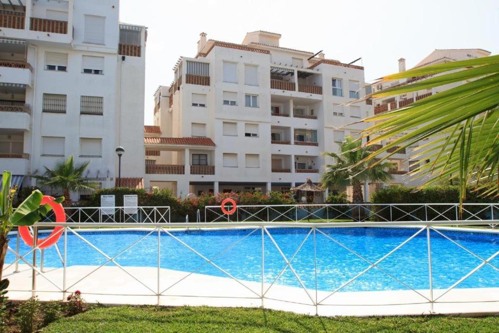 2BDR Sunny apartment with pool and private parking in Benalmádena - B&B Benalmádena