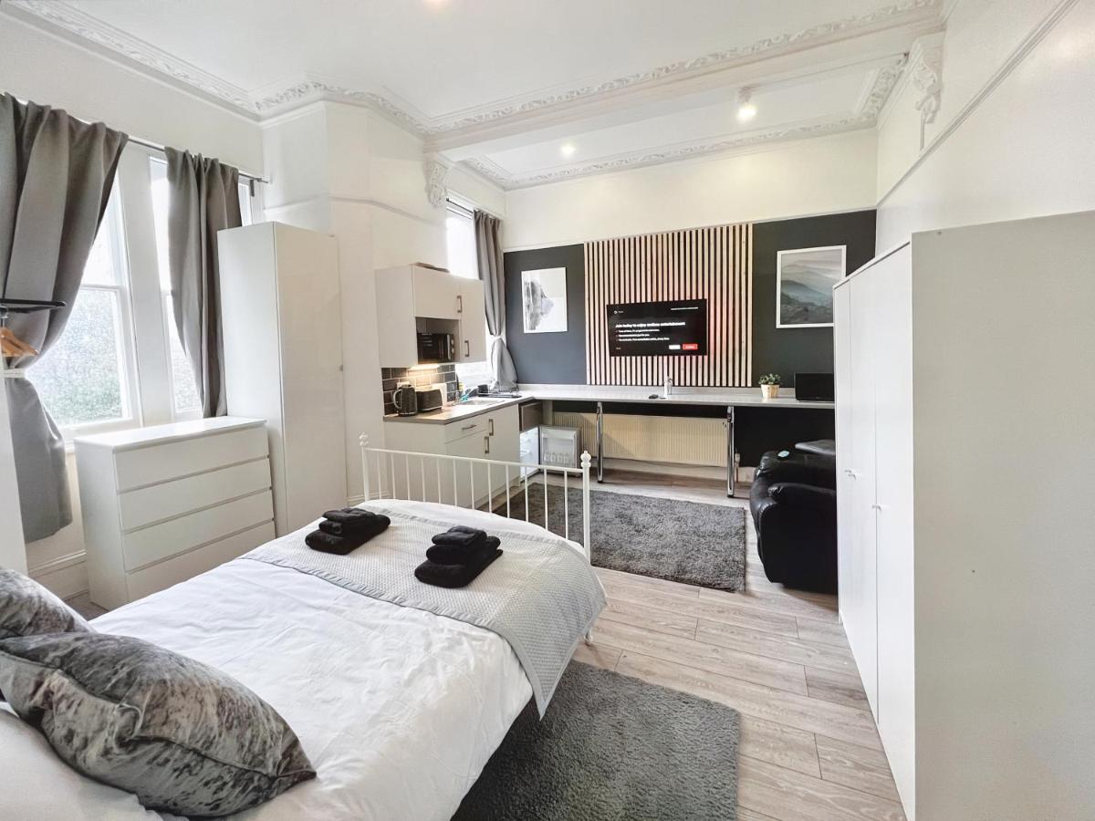 B&B Croydon, London - Erin Court Mansions - Suite 13 - Bed and Breakfast Croydon, London