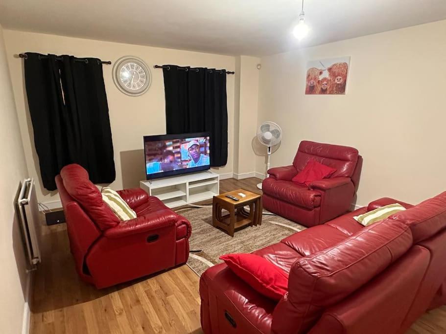 B&B London - JustAlf Facilities-Spacious 2-bed apartment in Thamesmead, Greenwich - Bed and Breakfast London