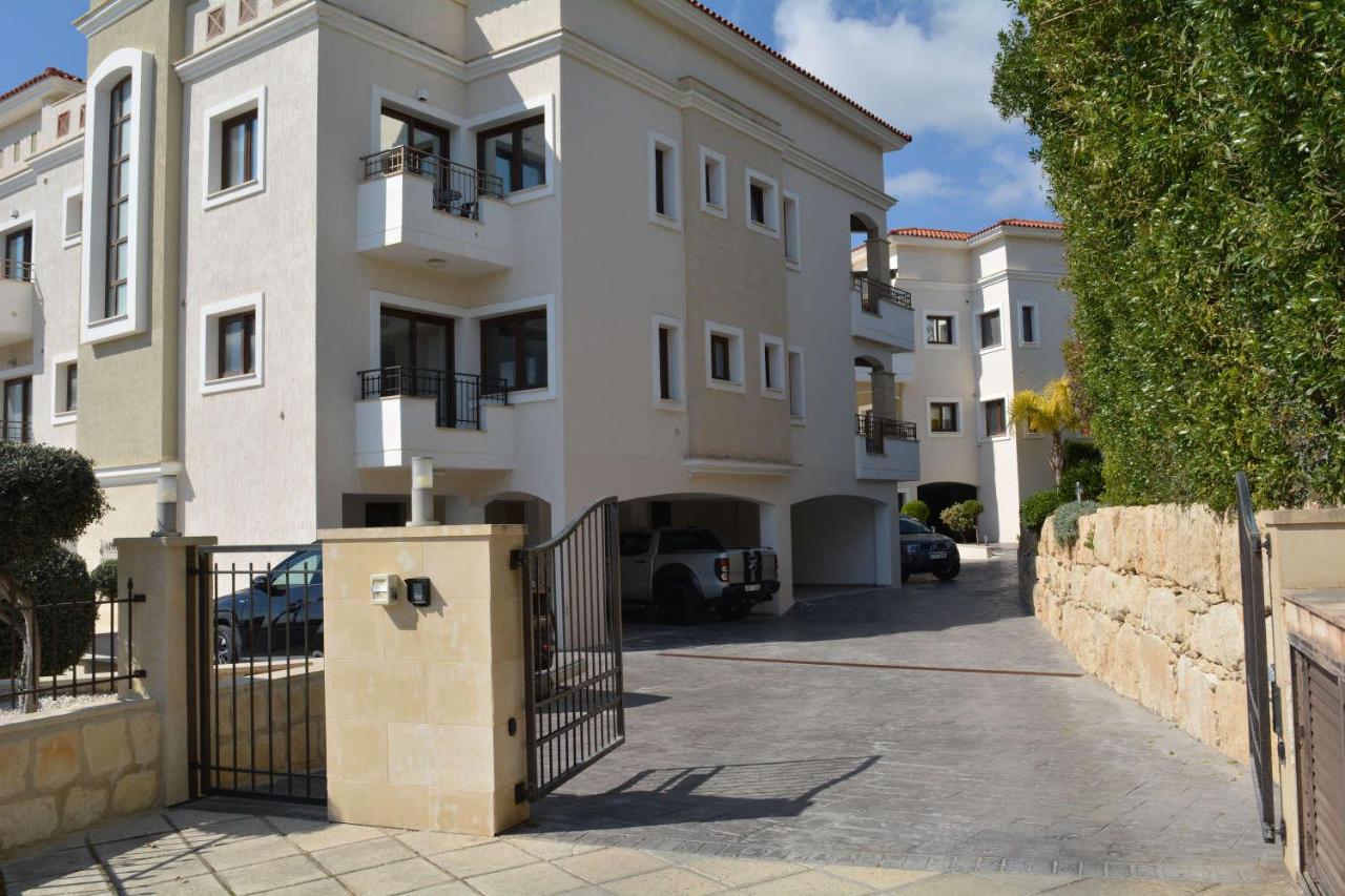 Eleona's Royal Gardens By Yiota - Luxury 2 Bed Apartment in Exclusive Complex - Chambres d'hôtes Pégeia