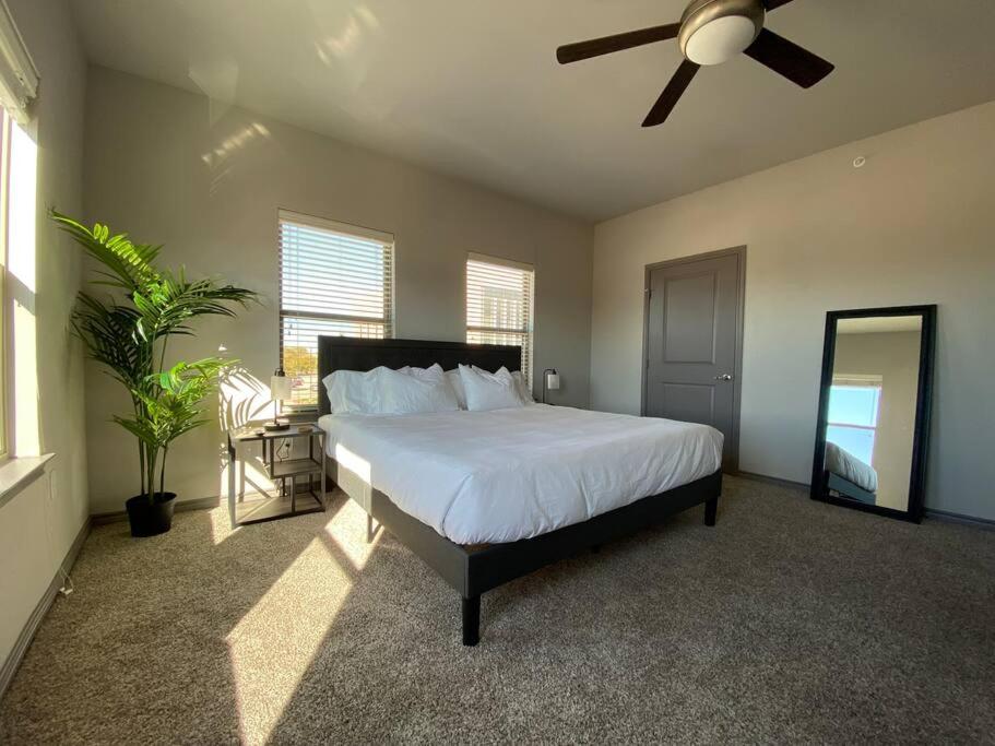 B&B Fort Worth - KING BEDS-Lg Apt-65 inch Roku-Walk to Food and Drinks - Bed and Breakfast Fort Worth