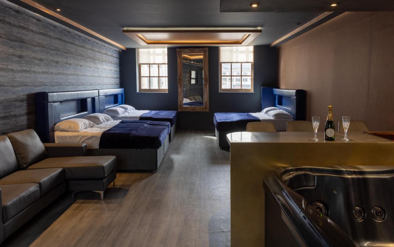 Suite with Hot Tub