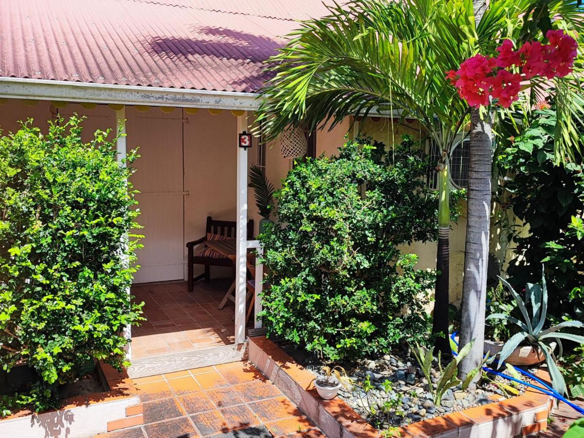 Appartement entier: chambre, cuisine + terrasse au calme sur jardin. - B&B Marigot
