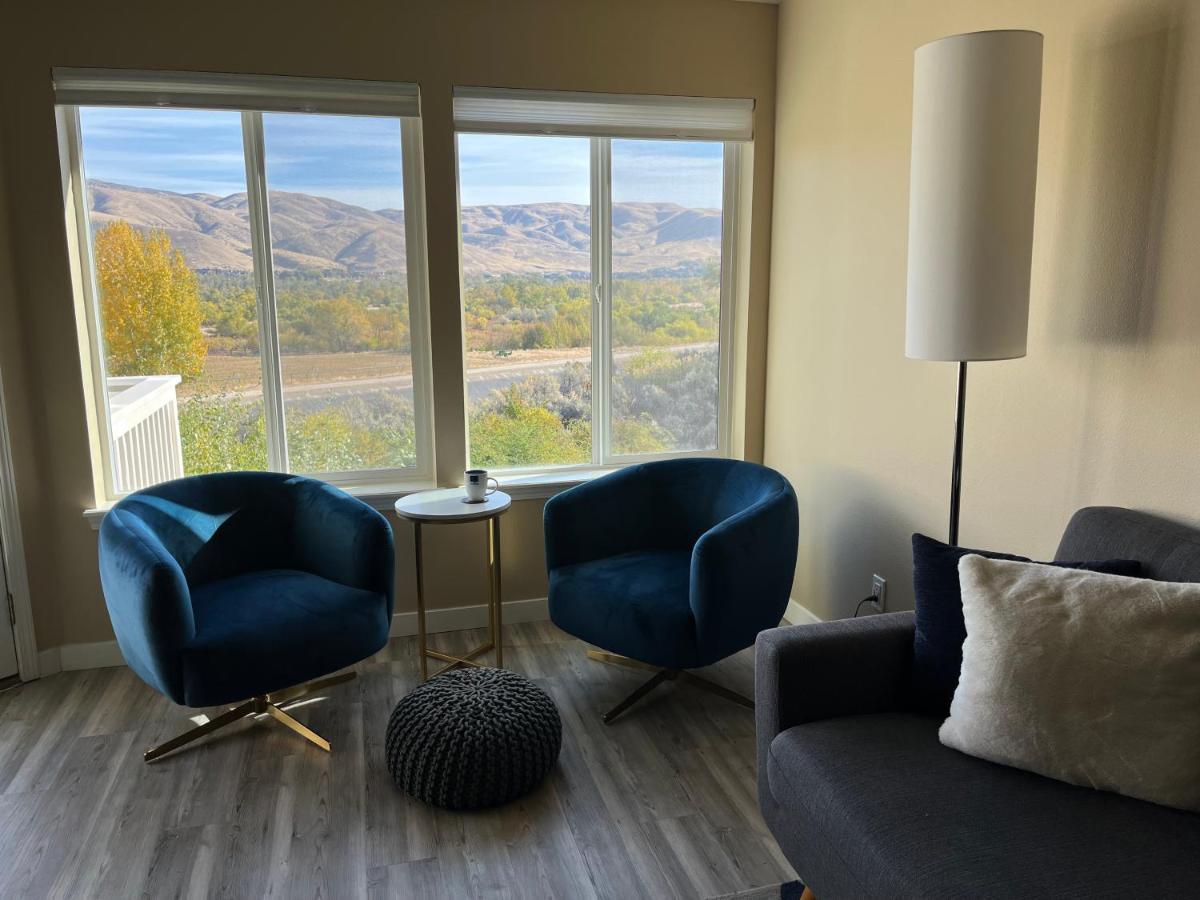B&B Boise - Mountain View Memories Gorgeous Views! 2 Story Pristine Condo Close to Foothills, Trails, Table Rock, Greenbelt, Bown Crossing and Barber Park in SE Boise - Bed and Breakfast Boise