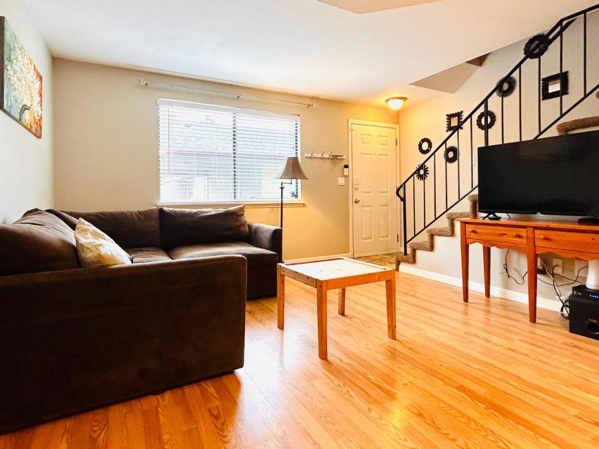 Luxe on Penn Family Friendly, Toddler amenities, baby proof with baby gate, toys, bath toys, cups and plates, Separate Workstation with Desk and Monitor, located in desirable SE Boise next to the Greenbelt and Boise River - B&B Boise