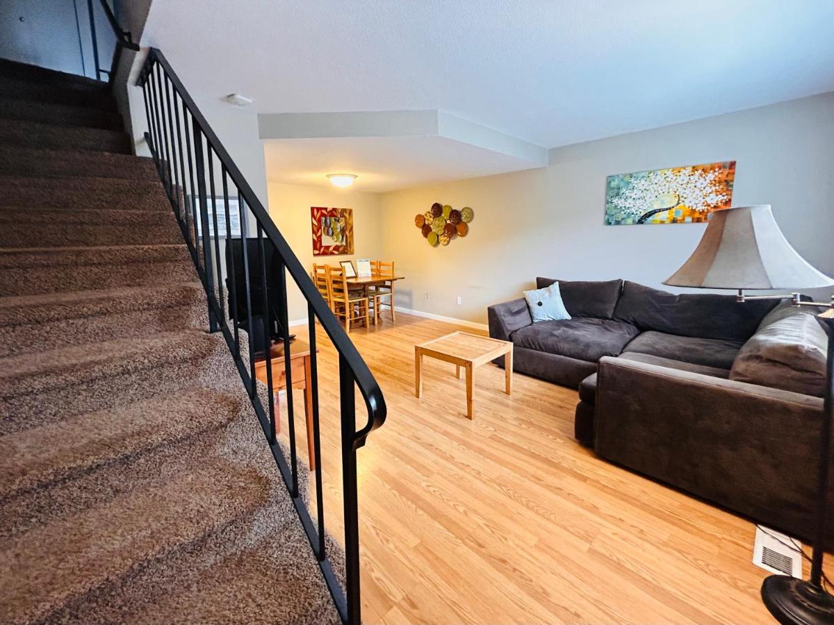 Luxe on Penn Family Friendly, Toddler amenities, baby proof with baby gate, toys, bath toys, cups and plates, Separate Workstation with Desk and Monitor, located in desirable SE Boise next to the Greenbelt and Boise River - B&B