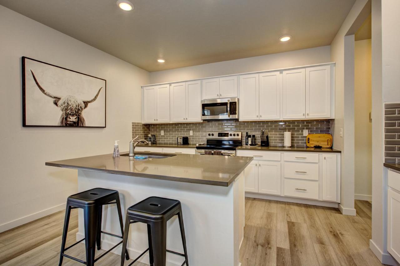 B&B Meridian - Hygee House Brand New Construction near Ford Idaho Center and I-84! Plush and lavish furniture, warm tones to off-set the new stainless appliances, play PingPong in the garage or basketball at the neighborhood park - Bed and Breakfast Meridian