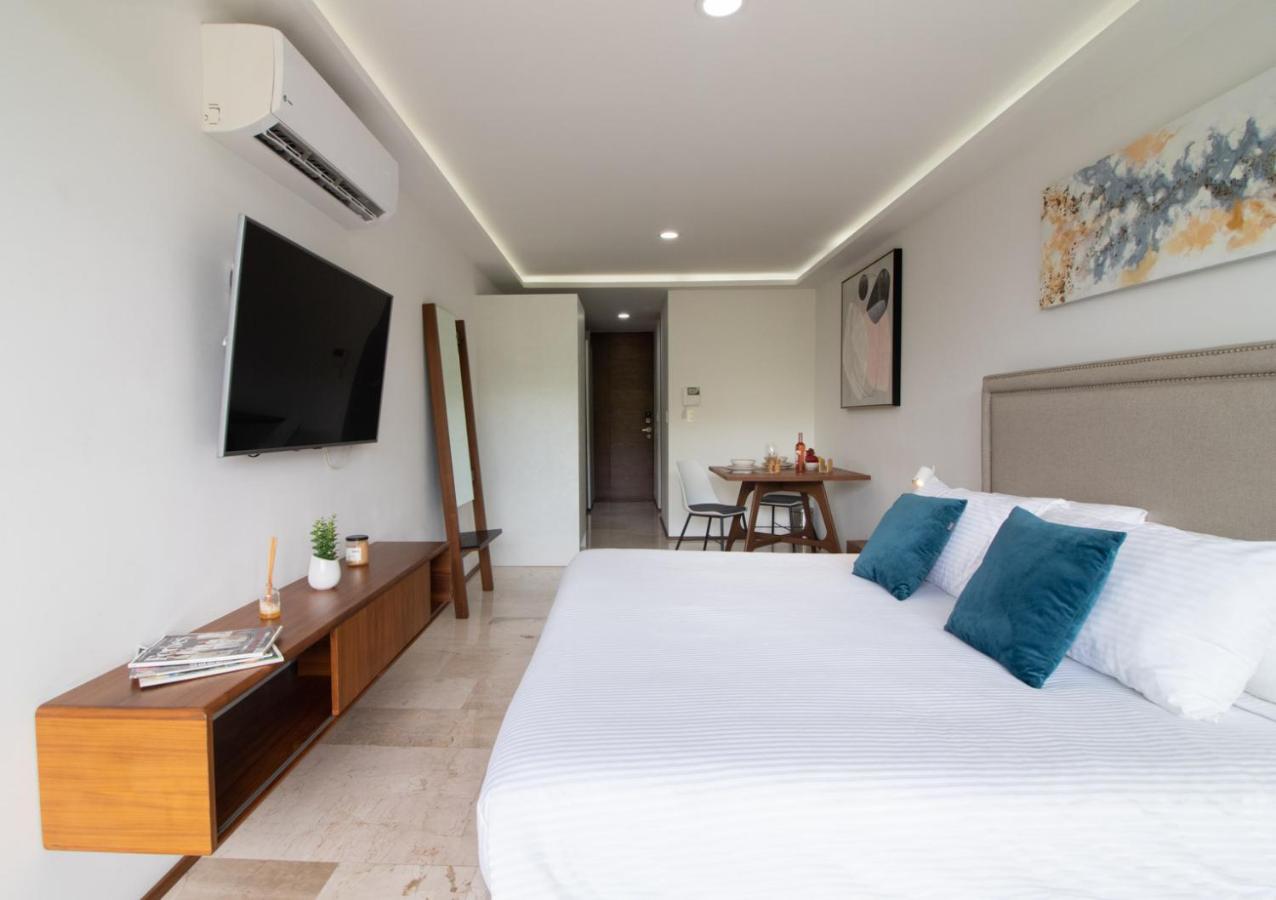 Studio Balcony & Rooftop Pool