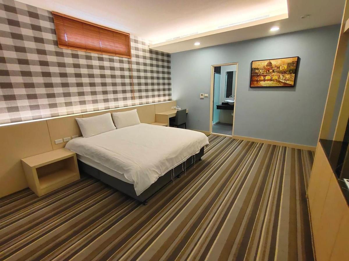 Queen Room without Window