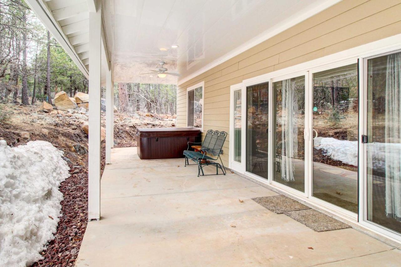 Pinetop-Lakeside Home with Private Hot Tub and Bar - Chambres d’hôtes Lake of the Woods