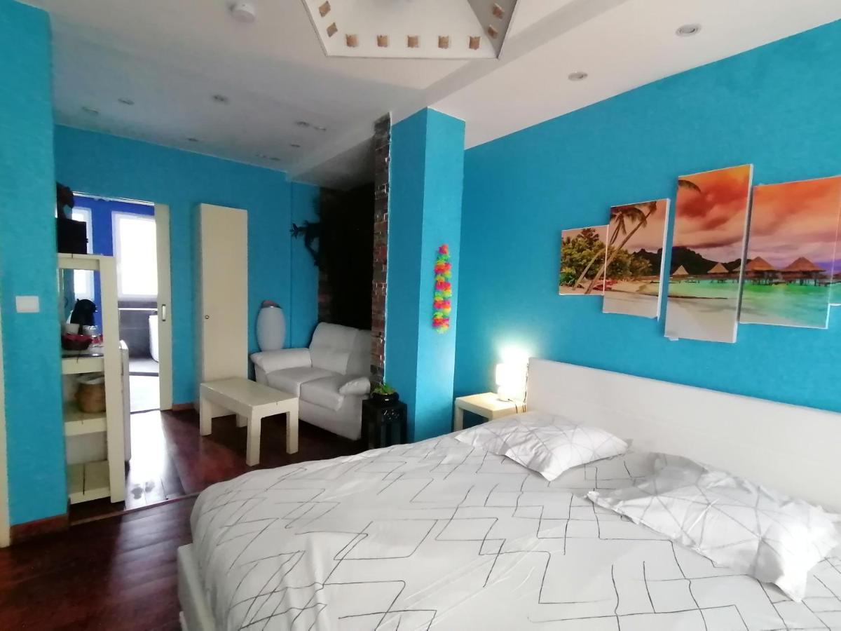Zimmer mit Kingsize-Bett und Whirlpool