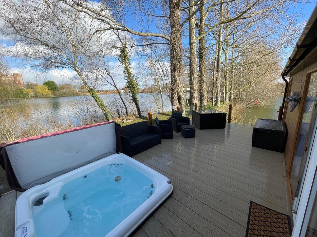 B&B Tattershall - Rudd lake Luxury lakeside lodge with fishing & hot tub@Tattershall - Bed and Breakfast Tattershall