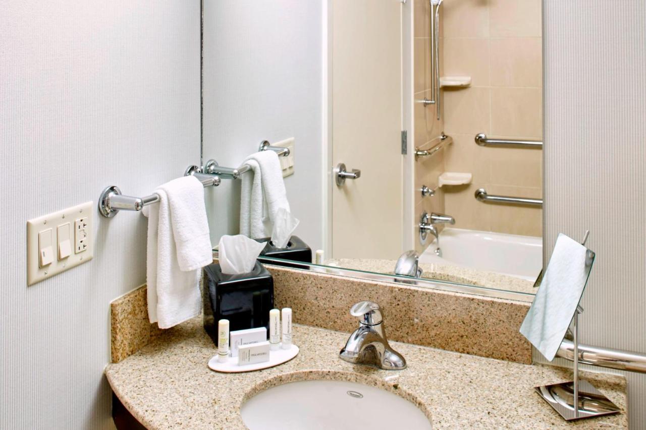 King Room with Transfer Shower - Mobility and Hearing Accessible