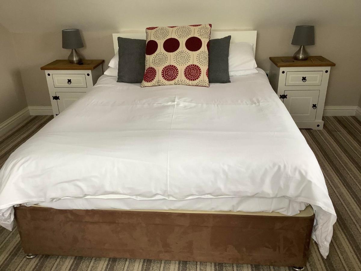 Zimmer mit Kingsize-Bett und Meerblick