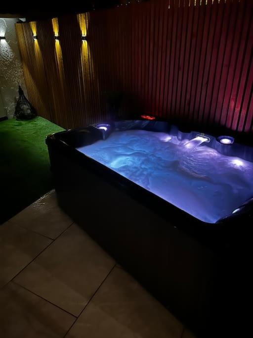 Luxe City Hot Tub: Urban Retreat - Ferienwohnung
